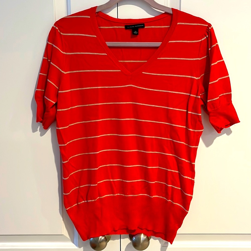 Banana Republic Short Sleeve light weight sweater. Size L